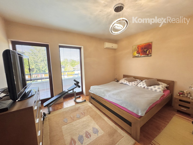 Na predaj: Luxusný 5-izbový rodinný dom s bazénom, dvojgarážou a záhradným domom v obci Andovce