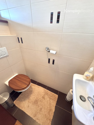 Na predaj: Luxusný 5-izbový rodinný dom s bazénom, dvojgarážou a záhradným domom v obci Andovce