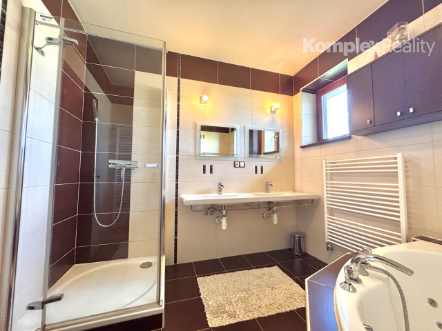 Na predaj: Luxusný 5-izbový rodinný dom s bazénom, dvojgarážou a záhradným domom v obci Andovce