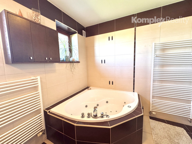 Na predaj: Luxusný 5-izbový rodinný dom s bazénom, dvojgarážou a záhradným domom v obci Andovce