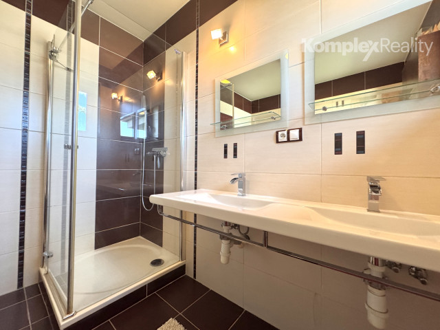 Na predaj: Luxusný 5-izbový rodinný dom s bazénom, dvojgarážou a záhradným domom v obci Andovce