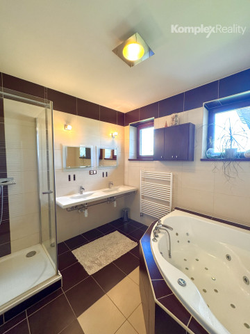 Na predaj: Luxusný 5-izbový rodinný dom s bazénom, dvojgarážou a záhradným domom v obci Andovce