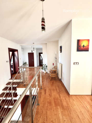 Na predaj: Luxusný 5-izbový rodinný dom s bazénom, dvojgarážou a záhradným domom v obci Andovce