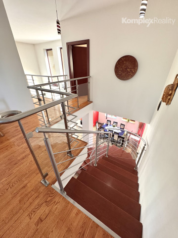 Na predaj: Luxusný 5-izbový rodinný dom s bazénom, dvojgarážou a záhradným domom v obci Andovce