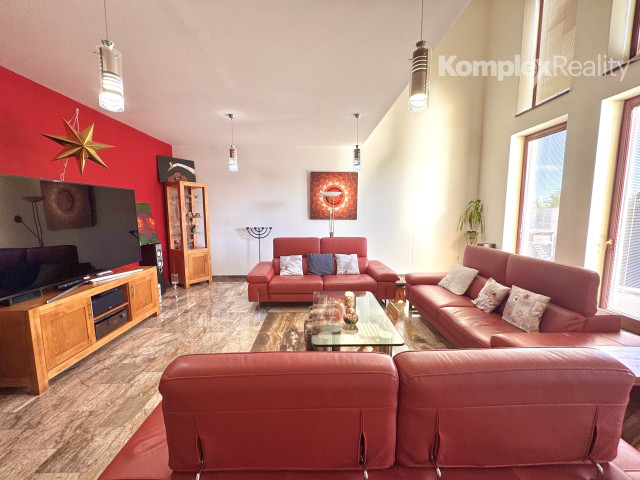 Na predaj: Luxusný 5-izbový rodinný dom s bazénom, dvojgarážou a záhradným domom v obci Andovce