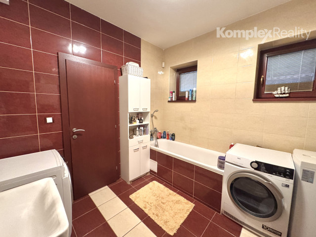 Na predaj: Luxusný 5-izbový rodinný dom s bazénom, dvojgarážou a záhradným domom v obci Andovce