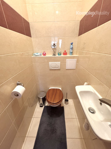 Na predaj: Luxusný 5-izbový rodinný dom s bazénom, dvojgarážou a záhradným domom v obci Andovce