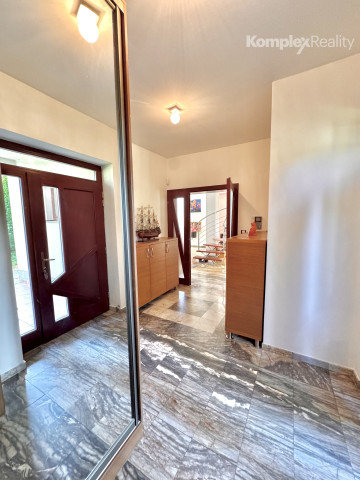 Na predaj: Luxusný 5-izbový rodinný dom s bazénom, dvojgarážou a záhradným domom v obci Andovce