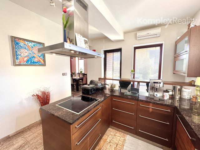 Na predaj: Luxusný 5-izbový rodinný dom s bazénom, dvojgarážou a záhradným domom v obci Andovce