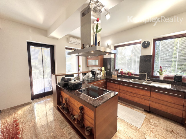 Na predaj: Luxusný 5-izbový rodinný dom s bazénom, dvojgarážou a záhradným domom v obci Andovce