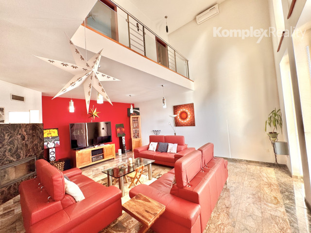 Na predaj: Luxusný 5-izbový rodinný dom s bazénom, dvojgarážou a záhradným domom v obci Andovce