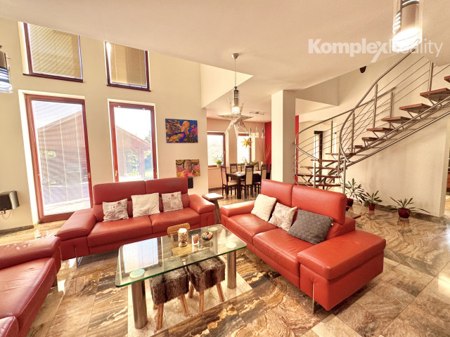 Na predaj: Luxusný 5-izbový rodinný dom s bazénom, dvojgarážou a záhradným domom v obci Andovce