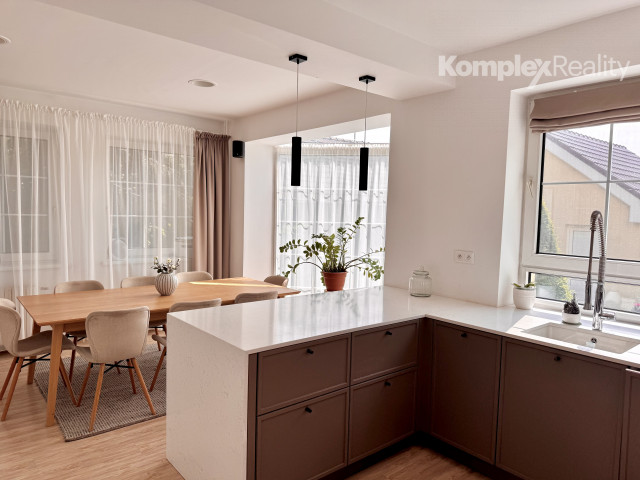 Na predaj nadštandardný 5-izbový rodinný dom s dvojgarážou a wellness zónou, Bánov (okres Nové Zámky)