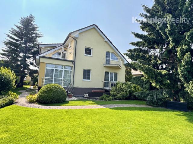 Na predaj nadštandardný 5-izbový rodinný dom s dvojgarážou a wellness zónou, Bánov (okres Nové Zámky)