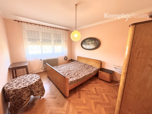 Na predaj 3-izbový byt s garážou a pivnicou v tehlovej štvorbytovke – Bajč