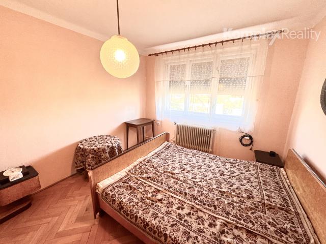 Na predaj 3-izbový byt s garážou a pivnicou v tehlovej štvorbytovke – Bajč