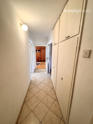 Na predaj 3-izbový byt s garážou a pivnicou v tehlovej štvorbytovke – Bajč