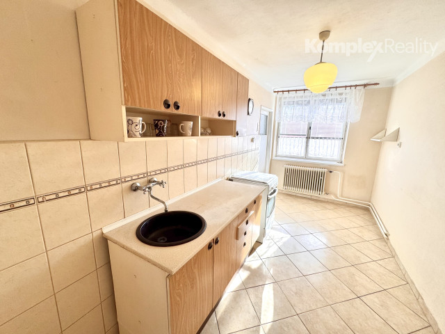 Na predaj 3-izbový byt s garážou a pivnicou v tehlovej štvorbytovke – Bajč