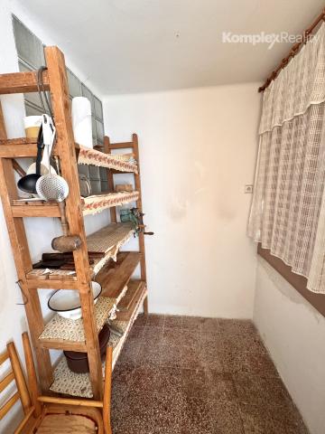 Na predaj 3-izbový byt s garážou a pivnicou v tehlovej štvorbytovke – Bajč