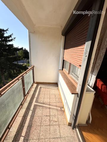 Na predaj 3-izbový byt s garážou a pivnicou v tehlovej štvorbytovke – Bajč