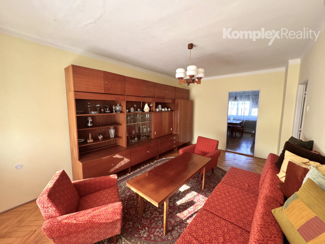 Na predaj 3-izbový byt s garážou a pivnicou v tehlovej štvorbytovke – Bajč