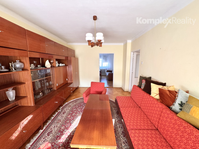 Na predaj 3-izbový byt s garážou a pivnicou v tehlovej štvorbytovke – Bajč