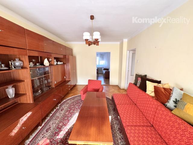 Na predaj 3-izbový byt s garážou a pivnicou v tehlovej štvorbytovke – Nové Zámky/7 km/