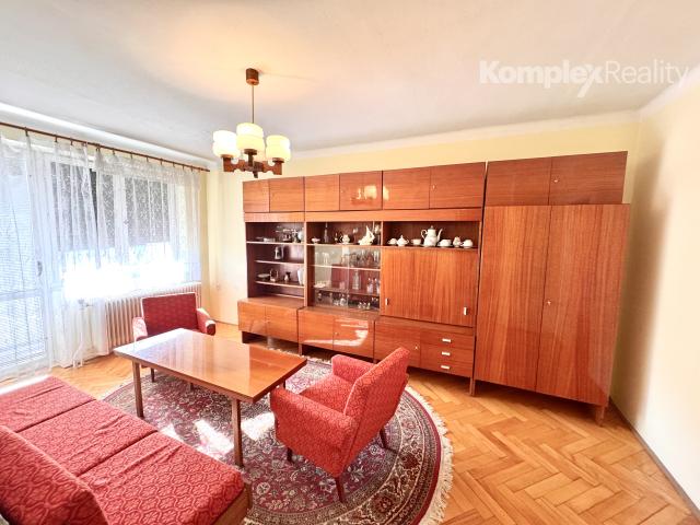 Na predaj 3-izbový byt s garážou a pivnicou v tehlovej štvorbytovke – Nové Zámky/7 km Bajč/