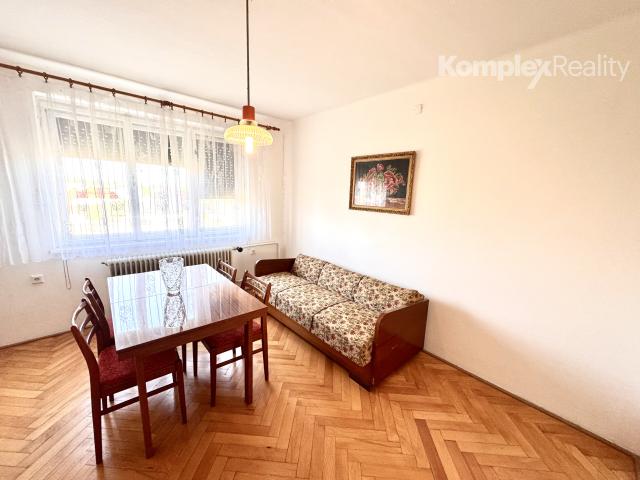 Na predaj 3-izbový byt s garážou a pivnicou v tehlovej štvorbytovke – Nové Zámky/7 km/