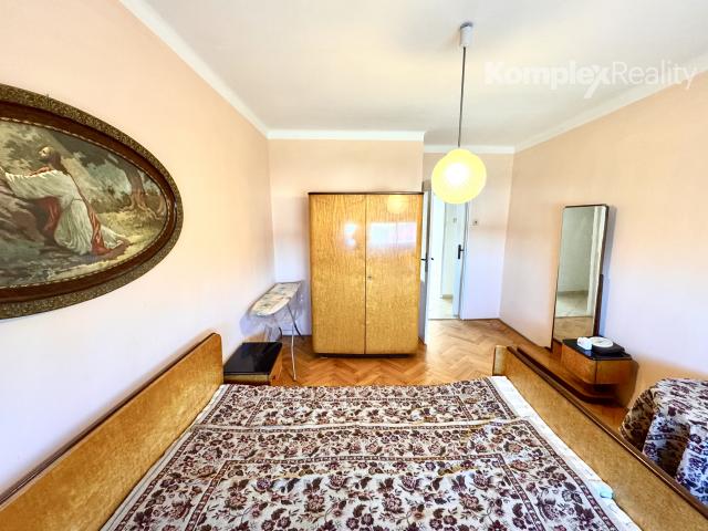 Na predaj 3-izbový byt s garážou a pivnicou v tehlovej štvorbytovke – Nové Zámky/7 km/