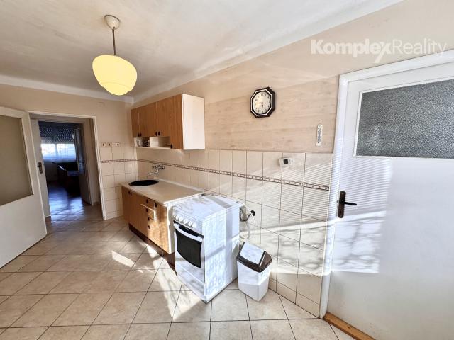 Na predaj 3-izbový byt s garážou a pivnicou v tehlovej štvorbytovke – Nové Zámky/7 km/