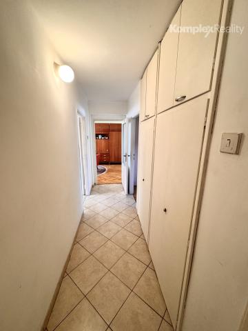 Na predaj 3-izbový byt s garážou a pivnicou v tehlovej štvorbytovke – Nové Zámky/7 km/