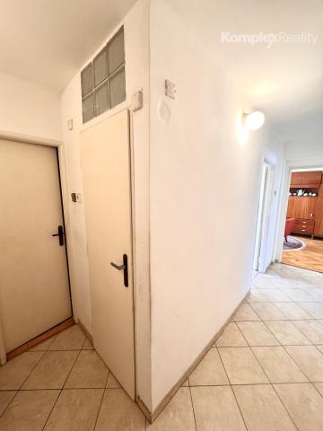 Na predaj 3-izbový byt s garážou a pivnicou v tehlovej štvorbytovke – Nové Zámky/7 km/