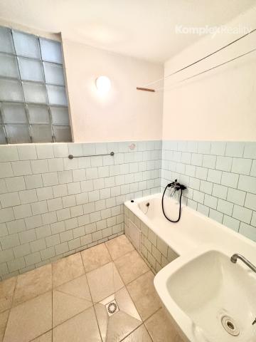 Na predaj 3-izbový byt s garážou a pivnicou v tehlovej štvorbytovke – Nové Zámky/7 km/