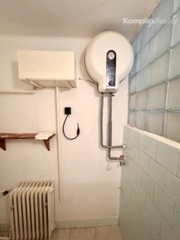 Na predaj 3-izbový byt s garážou a pivnicou v tehlovej štvorbytovke – Nové Zámky/7 km/