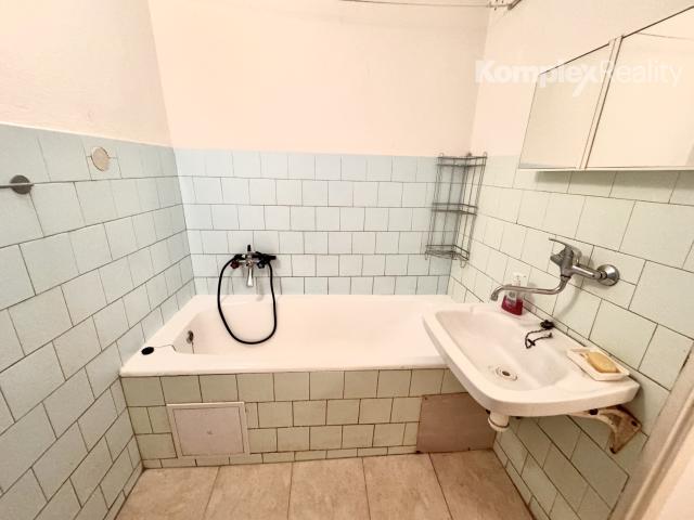 Na predaj 3-izbový byt s garážou a pivnicou v tehlovej štvorbytovke – Nové Zámky/7 km/