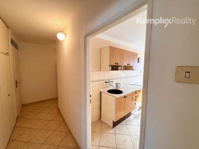 Na predaj 3-izbový byt s garážou a pivnicou v tehlovej štvorbytovke – Nové Zámky/7 km/