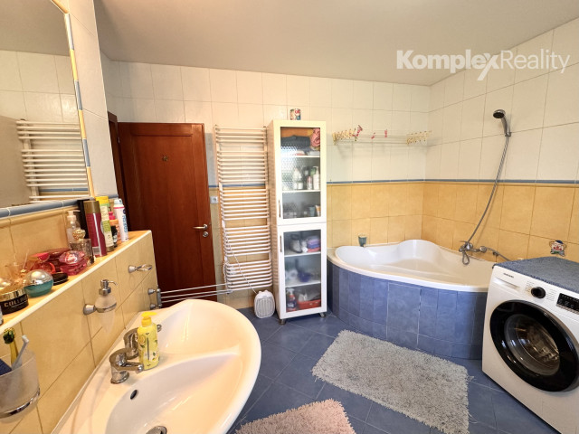 Predaj- 4 izbový átriový rodinný dom Milionárska štvrť, Nové Zámky