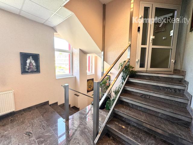 Prenájom reprezentatívnych kancelárskych priestorov s parkoviskom – Nové Zámky, Komárňanská cesta