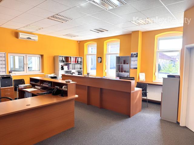 Prenájom reprezentatívnych kancelárskych priestorov s parkoviskom – Nové Zámky, Komárňanská cesta