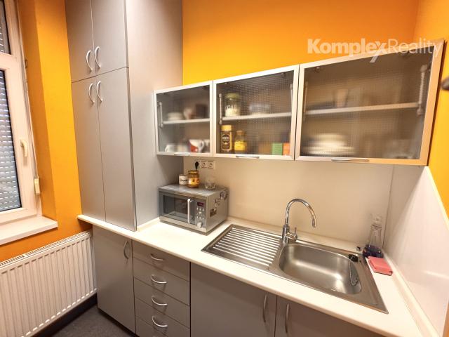 Prenájom reprezentatívnych kancelárskych priestorov s parkoviskom – Nové Zámky, Komárňanská cesta