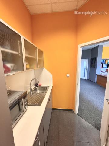 Prenájom reprezentatívnych kancelárskych priestorov s parkoviskom – Nové Zámky, Komárňanská cesta