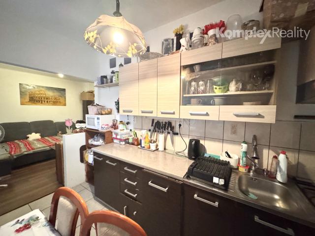 Na predaj: priestranný 2-izbový byt (momentálne upravený na 3-izbový) v centre Nových Zámkov