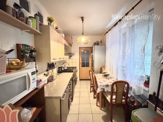 Na predaj: priestranný 2-izbový byt (momentálne upravený na 3-izbový) v centre Nových Zámkov