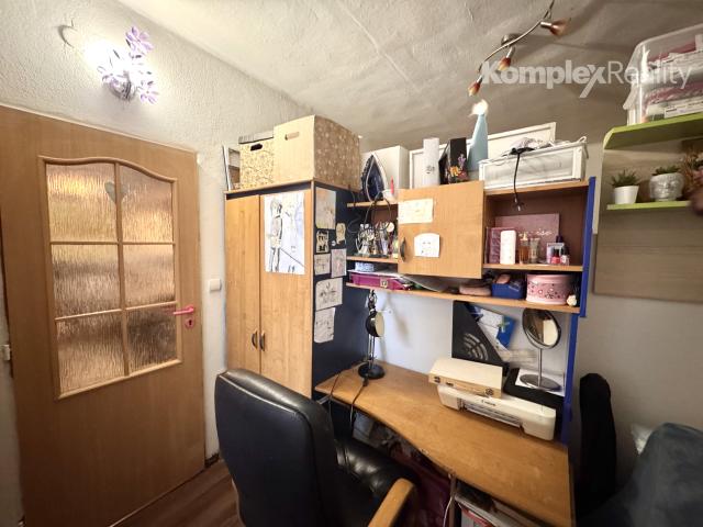 Na predaj: priestranný 2-izbový byt (momentálne upravený na 3-izbový) v centre Nových Zámkov