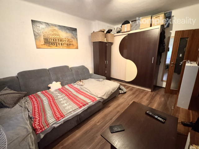 Na predaj: priestranný 2-izbový byt (momentálne upravený na 3-izbový) v centre Nových Zámkov