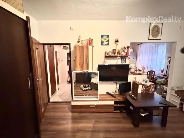 Na predaj: priestranný 2-izbový byt (momentálne upravený na 3-izbový) v centre Nových Zámkov