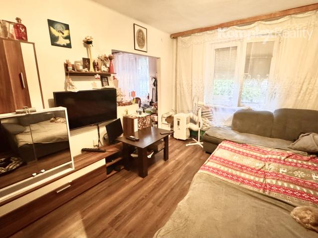 Na predaj: priestranný 2-izbový byt (momentálne upravený na 3-izbový) v centre Nových Zámkov