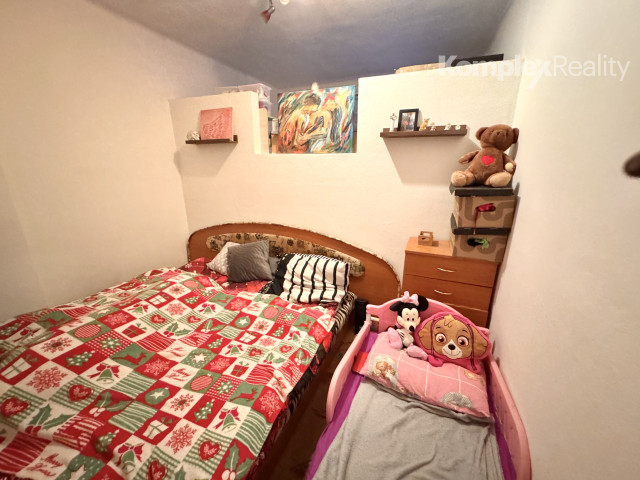 Na predaj: priestranný 2-izbový byt (momentálne upravený na 3-izbový) v centre Nových Zámkov