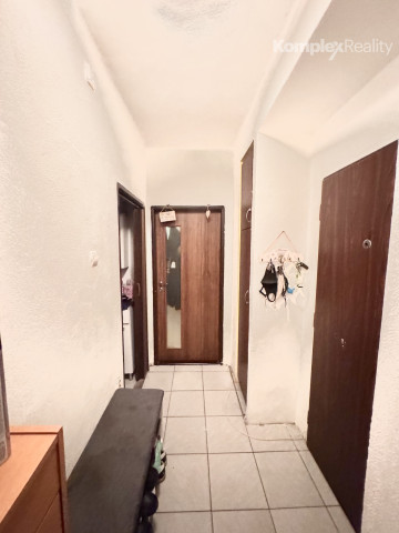 Na predaj: priestranný 2-izbový byt (momentálne upravený na 3-izbový) v centre Nových Zámkov